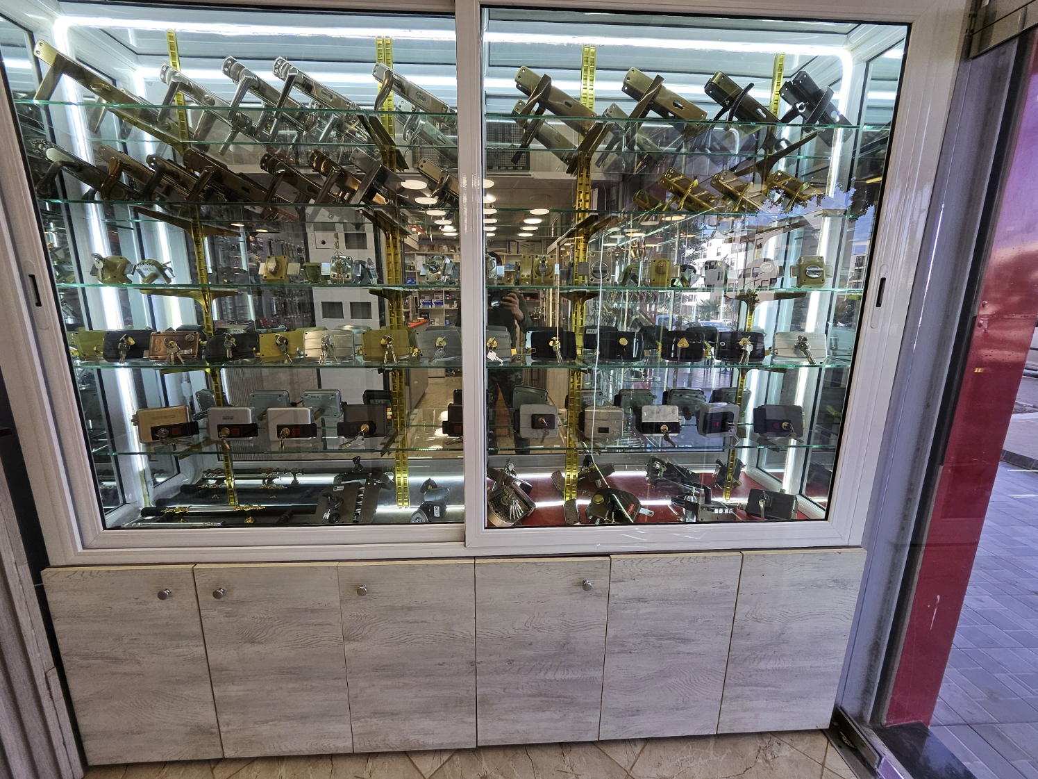 Vitrine de serrures et verrous — La Serrure, Oran